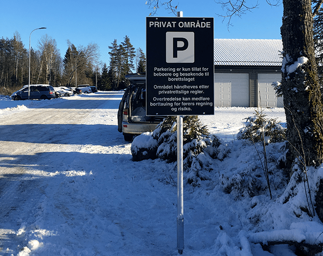 Privat område parkeringsskilt montert på skiltstolpe med beslag