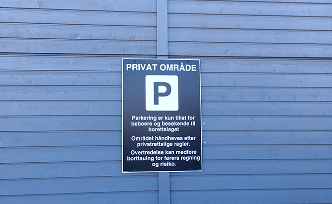Privat område parkeringsskilt montert på vegg