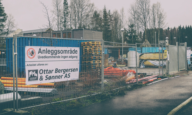 Logobanner for byggeplassgjerde