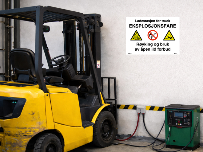 Skilt som viser eksplosjonsfare ved ladestasjon for gaffeltruck