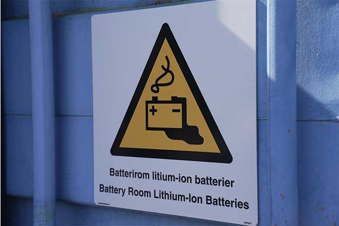 Fareskilt som advarer om at Litium-ion batterier oppbevares