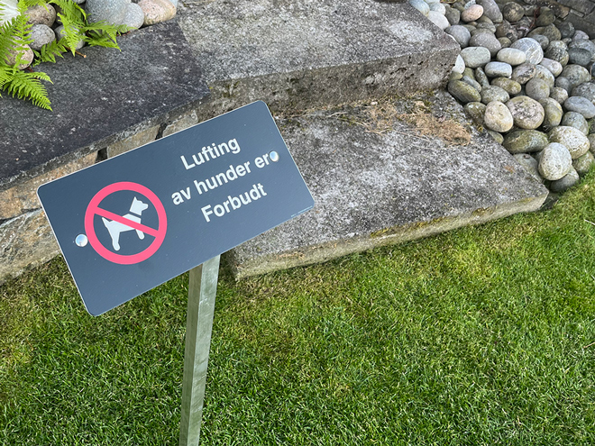 Lufting av hunder forbudt skilt montert på 70 cm jordspyd i reflekterende aluminium, enkel montering i bakken