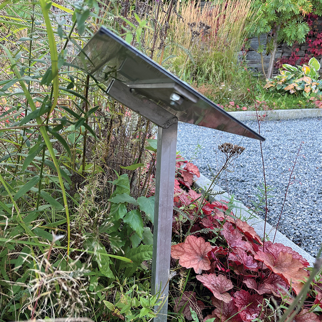 Skilt i aluminium montert på jordspyd sett fra undersiden