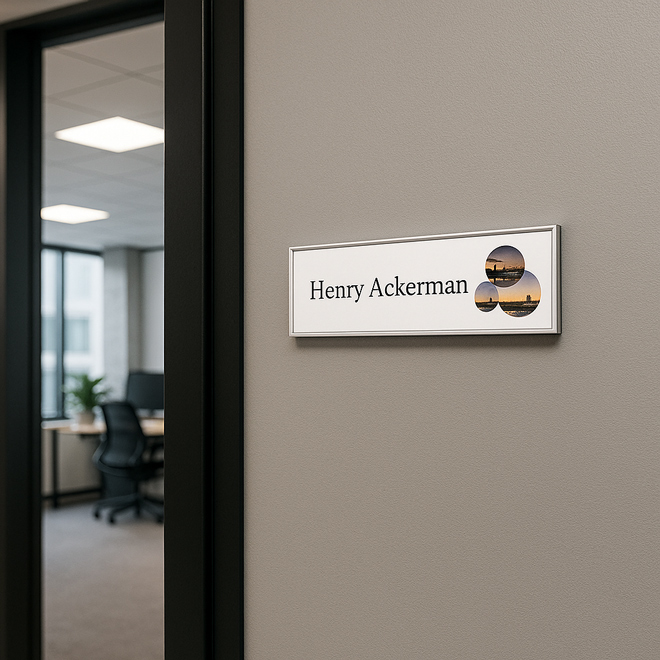 Navneskilt med utskiftbar tekst i aluminiumsramme muntert på vegg