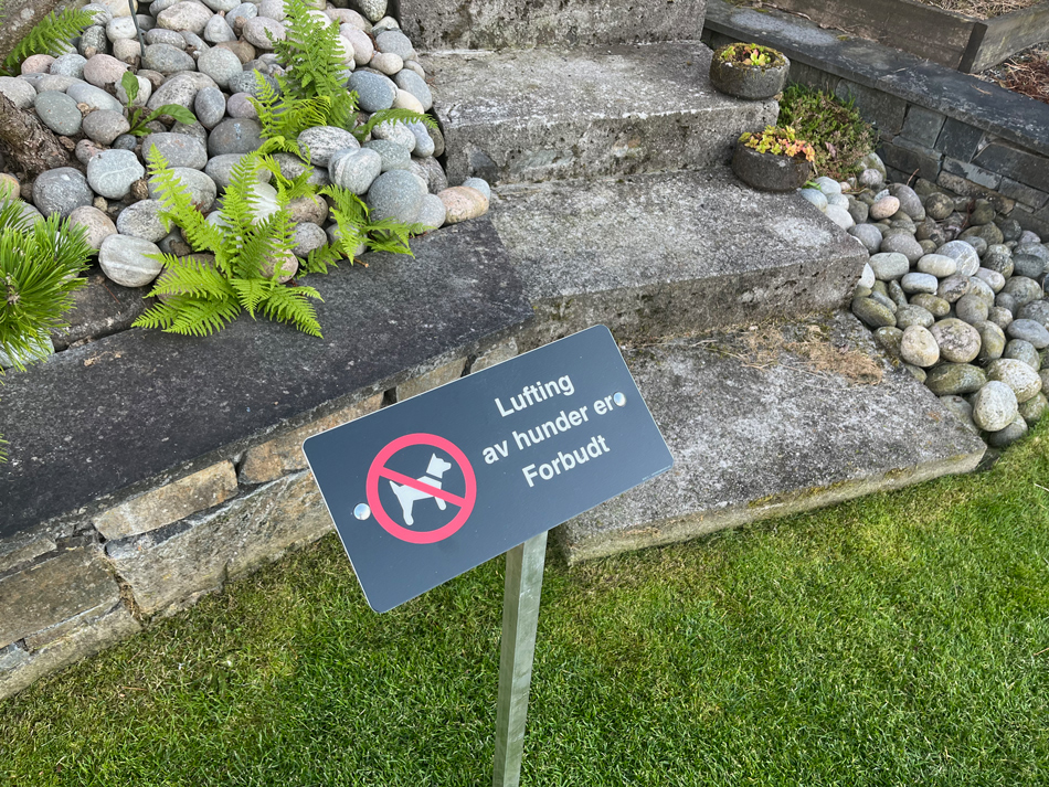 Lufting av hunder forbudt skilt montert på 70 cm jordspyd i reflekterende aluminium, enkel montering i bakken