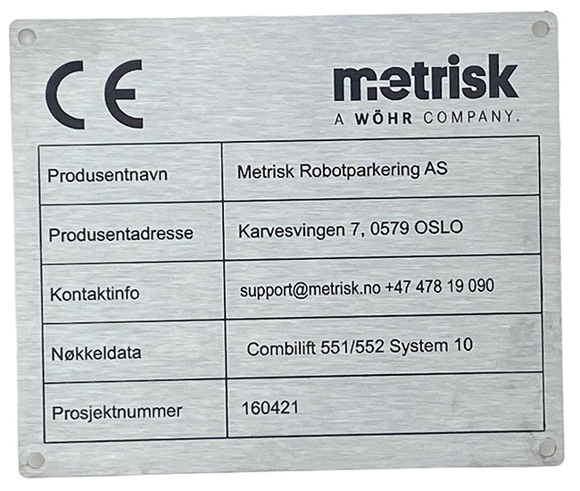 Maskinskilt i syrefast stål med CE merke og firmalogo