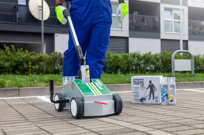 Merkevogn med merkespray i bruk for oppmerking av parkeringsplass