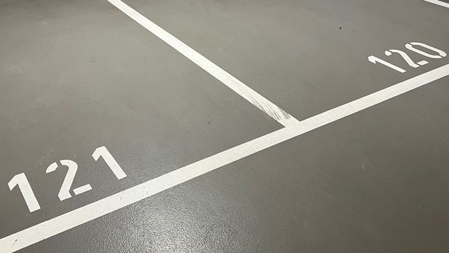 Sjablonger brukt til oppmerking av nummererte parkeringsplasser i parkeringshus