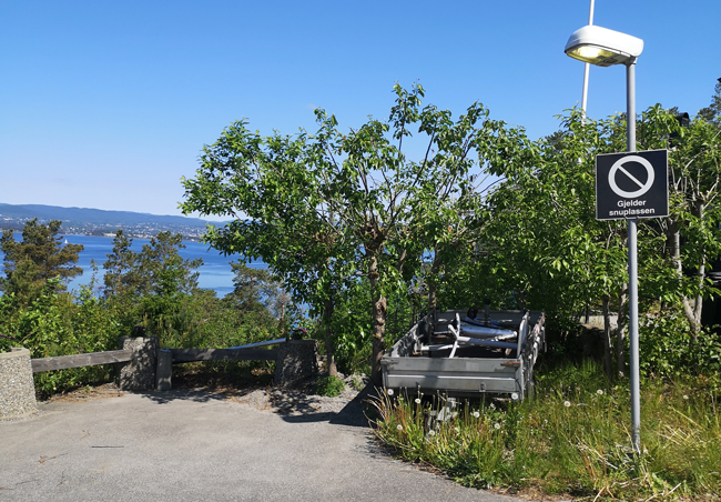 Parkering forbudt skilt montert på lyktestolpe