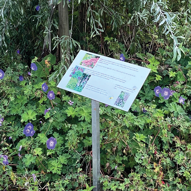 Skilt i aluminium montert på jordspyd