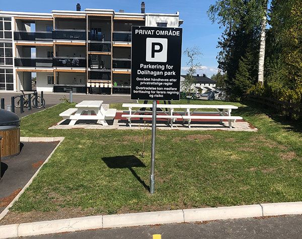 Privatrettslig skilt som viser at parkeringsplassen er reservert for beboere i borettslaget