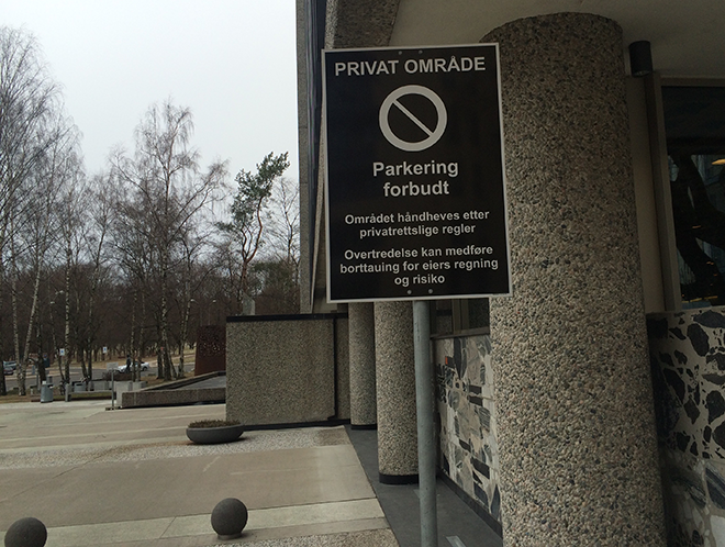 Privatrettslig skilt som viser at området er privat og at parkering er forbudt