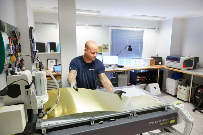 Produksjon av sjablonger i metall gjøres i en mekanisk graveringsmaskin.