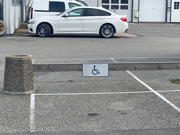 Skilt med symbol for handicapparkering