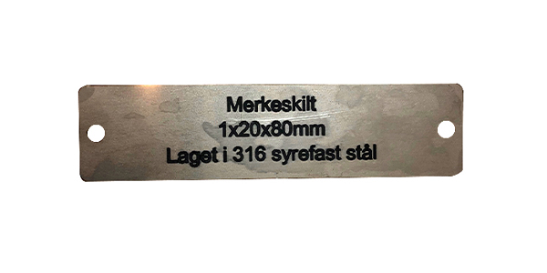 Merkeskilt i 316 stål med hull for montering med skruer