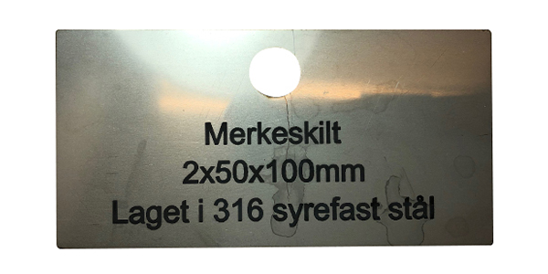 Gravert merkeskilt i 316 stål med 1 hull