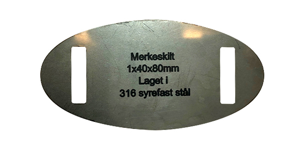 ovale merkeskilt med firkantede huller